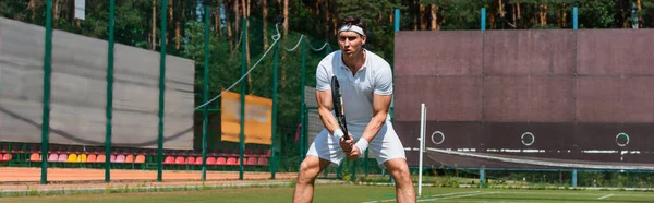 Hombre deportivo jugando al tenis en la cancha al aire libre, pancarta - foto de stock