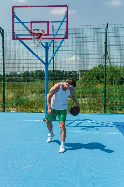 Sportler spielt Streetball auf Spielplatz im Freien — Stockfoto