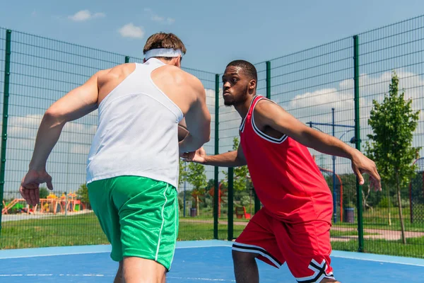 Africain américain jouer au streetball avec un ami en plein air — Photo de stock