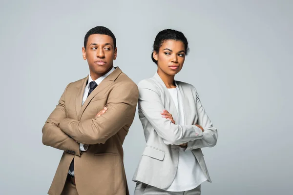 Empresarios afroamericanos de pie con los brazos cruzados aislados en gris, concepto de igualdad de género - foto de stock