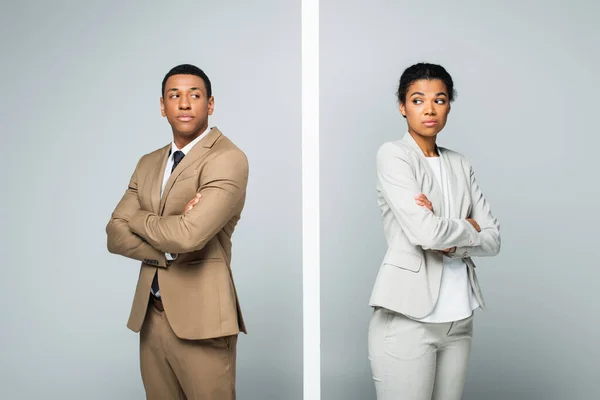 Empresários afro-americanos de pé com braços cruzados perto da parede em cinza, conceito de igualdade de gênero — Fotografia de Stock