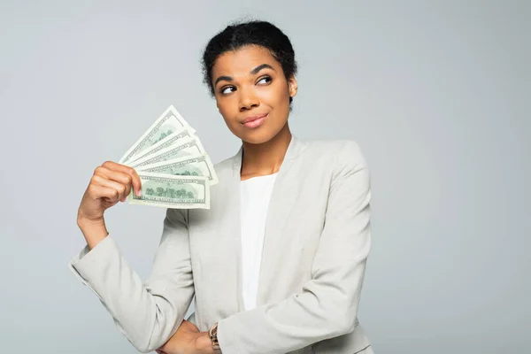 Jovem empresária afro-americana acenando notas de dólar isoladas em cinza — Fotografia de Stock