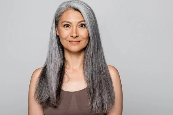 Gris poil asiatique femme en soutien-gorge regarder caméra isolé sur gris — Photo de stock