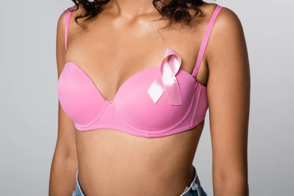 Ausgeschnittene Ansicht einer afrikanisch-amerikanischen Frau im BH mit Brustkrebsband isoliert auf grau — Stockfoto