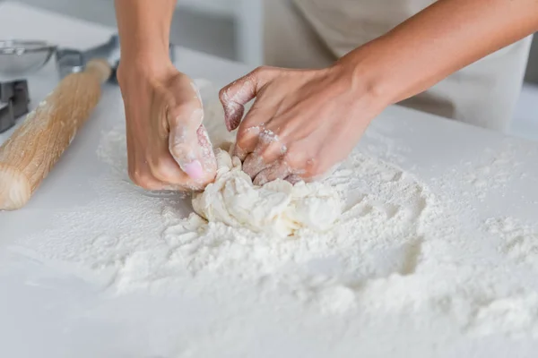 Vista recortada de la mujer amasando masa en la cocina — Stock Photo