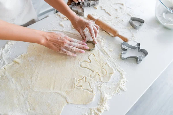 Vue partielle de la femme coupant la pâte crue avec des emporte-pièces — Photo de stock