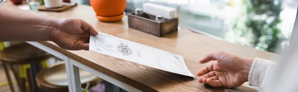 Vista ritagliata del cameriere che dà menu al cliente in caffè, banner — Foto stock