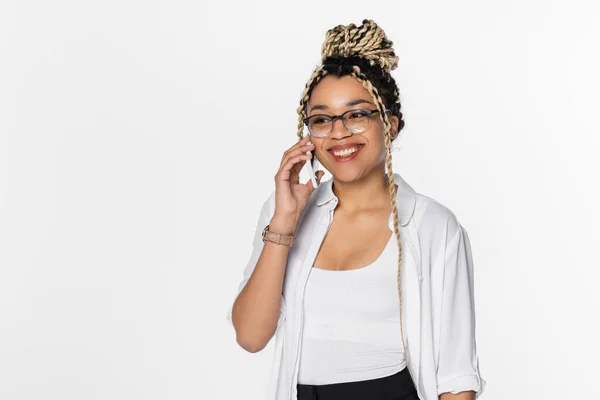 Joven y exitosa mujer de negocios afroamericana hablando por teléfono móvil aislado en blanco - foto de stock