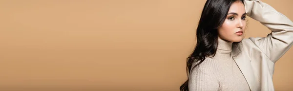 Jeune femme au col roulé et blazer regardant loin isolé sur beige, bannière — Photo de stock