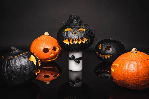 Citrouilles oranges sculptées et effrayantes sur fond sombre — Photo de stock