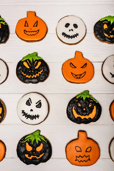 Vue de dessus des biscuits halloween faits maison et effrayant sur la surface blanche — Photo de stock