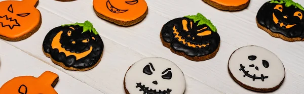 Visão de alto ângulo de biscoitos de Halloween caseiros e saborosos na superfície branca, banner — Fotografia de Stock