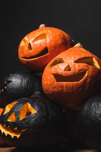 Pila de calabazas talladas y espeluznantes aisladas en negro - foto de stock