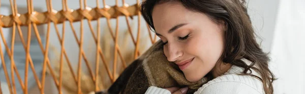 Zufriedene Frau mit geschlossenen Augen, weiche Decke vor dem Gesicht, Banner — Stockfoto