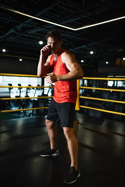 Vista integrale dello sportivo che si allena sul ring di boxe in palestra — Foto stock