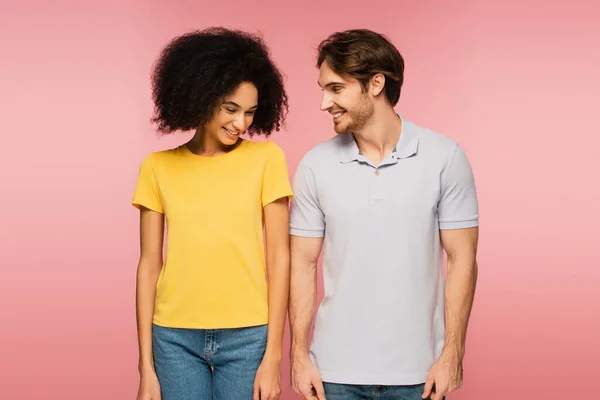 Mulher latina bonita e jovem sorrindo enquanto estava isolado em rosa — Fotografia de Stock