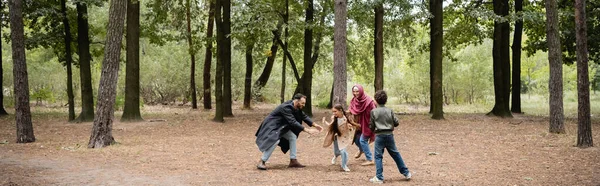 Família árabe jogando no parque de outono, banner — Fotografia de Stock