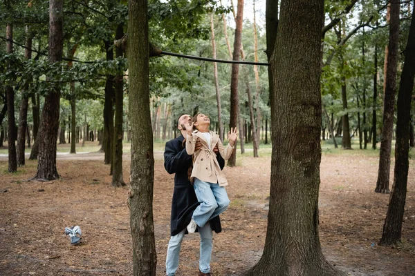 Arabischer Vater hält Tochter in der Nähe der Querstange im Park — Stockfoto