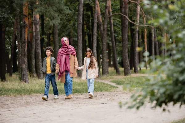 Mãe árabe e crianças andando no parque — Fotografia de Stock