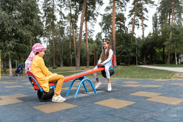 Crianças árabes brincando no parque infantil no parque — Fotografia de Stock