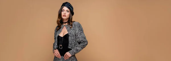 Mulher elegante na roupa de impressão zebra isolado no bege, banner — Fotografia de Stock