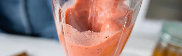 Vista de cerca de batido de frutas en la licuadora en la cocina, pancarta - foto de stock