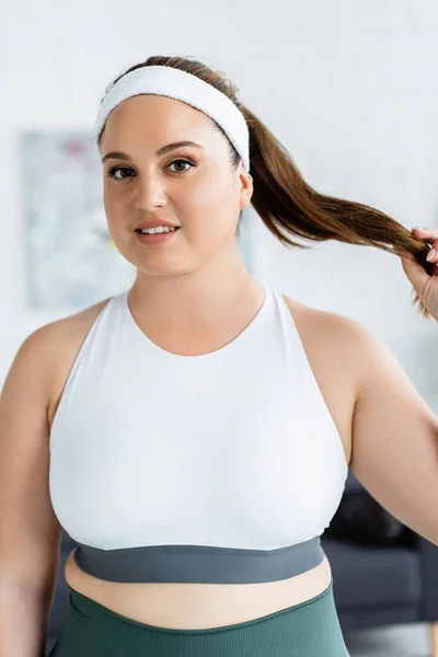 Jovem desportista plus size olhando para a câmera em casa — Fotografia de Stock