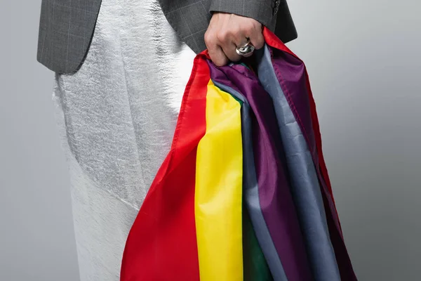 Ritagliato vista di transessuale uomo in slip dress holding lgbt bandiera isolato su grigio — Foto stock