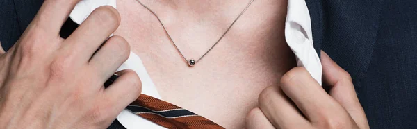 Abgeschnittene Ansicht eines transsexuellen Mannes, der Hemd und silberne Halskette anpasst, Banner — Stockfoto