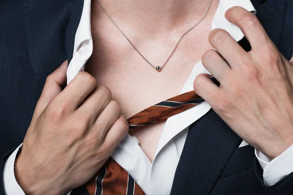 Corte vista de homem transexual ajustando camisa e mostrando colar de prata — Fotografia de Stock