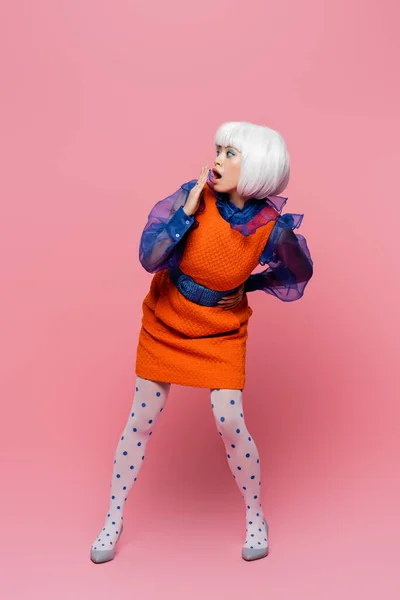 Erstaunt asiatische Pop-Art-Frau schaut weg auf rosa Hintergrund — Stockfoto