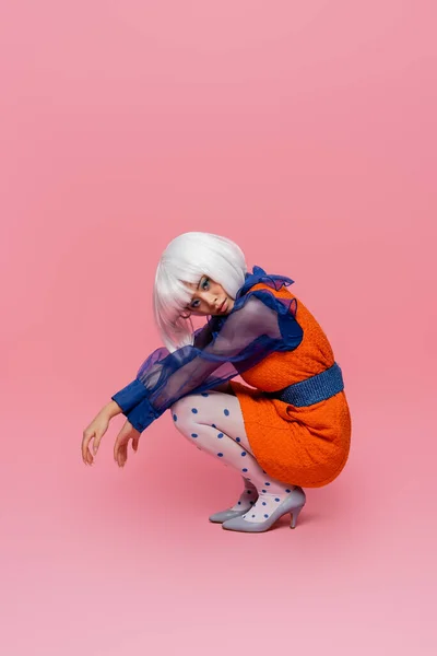 Junge asiatische Pop-Art-Frau blickt auf Kamera auf rosa Hintergrund — Stockfoto