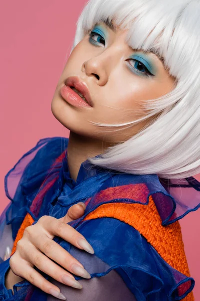 Porträt eines asiatischen Pop-Art-Modells, das isoliert auf rosa Kamera blickt — Stockfoto