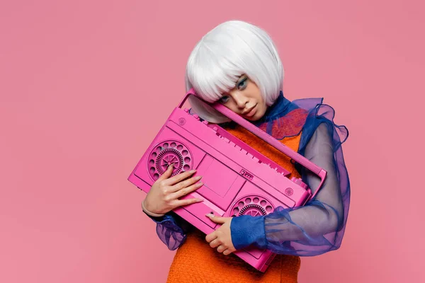 Pretty asian woman in white wig holding boombox isolated on pink — Stock Photo