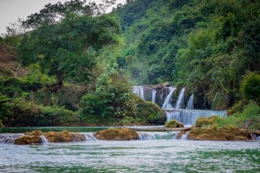 Vietnam 'ın kuzeybatı bölgesinde küçük bir şelale.