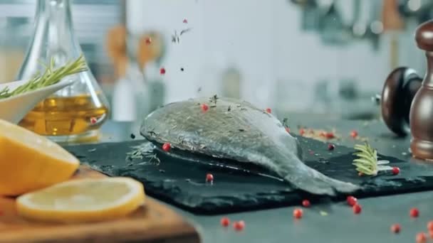 Birinci Sınıf Zanaatkarların Mutfağı Balık Pişirmek — Stok video