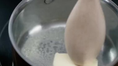 Yüksek teknoloji mutfağı. Yemek pişirmek.