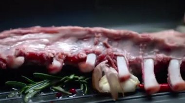 Yüksek teknoloji mutfağı. Kuzu pirzolası