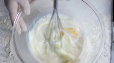 Yüksek teknolojili mutfak. Mantı pişiriyorum.