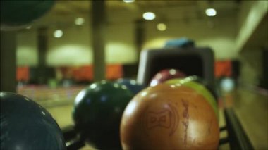 Topları ve lobutları olan bowling oyunu