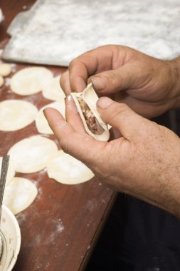 Ev mutfak köfte hazırlanması. Yakın çekim