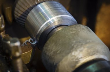 Torna merkezleri parçaları sabitleme ile dış groove işleme