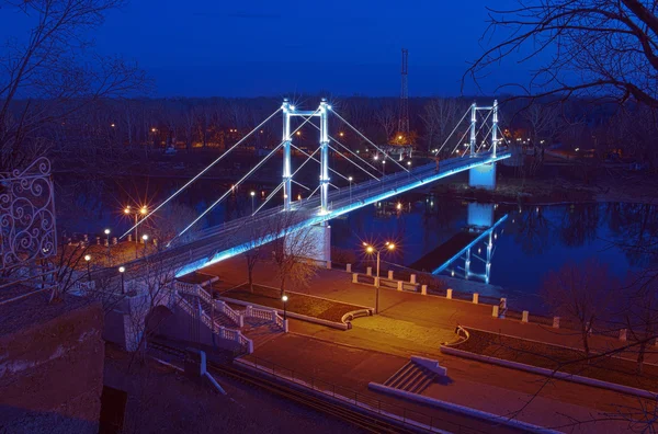 Voetgangers brug over de rivier Oeral, nacht — Stockfoto