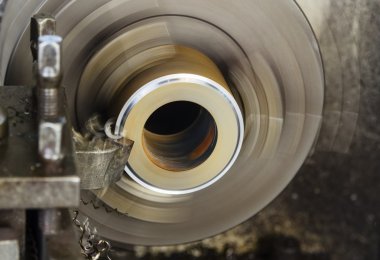 İşlenecek parçanın bir Torna üzerinde işleme. kırpma