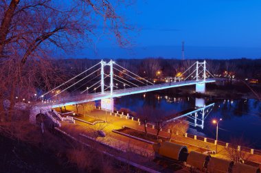 Yaya köprüsü nehir Ural gece boyunca. Orenburg