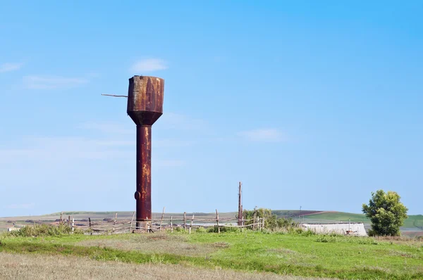 Torre de agua en el borde del pueblo — Foto de Stock