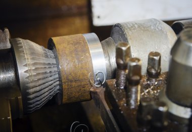 Merkezlerinde parçaları sabitleme ile Torna geçişli