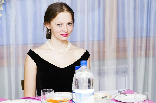 Κορίτσι με ένα βραδινό φόρεμα για το τραπέζι των διακοπών — Φωτογραφία Αρχείου