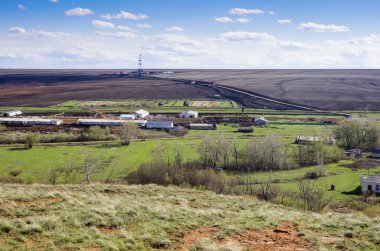 Ufukta bir sondaj kulesi ile kırsal manzara. Yukarıdan görüntülemek