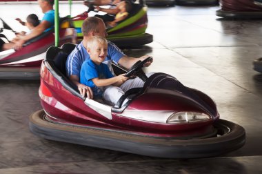 Çocuk babasının yanında cazibe 